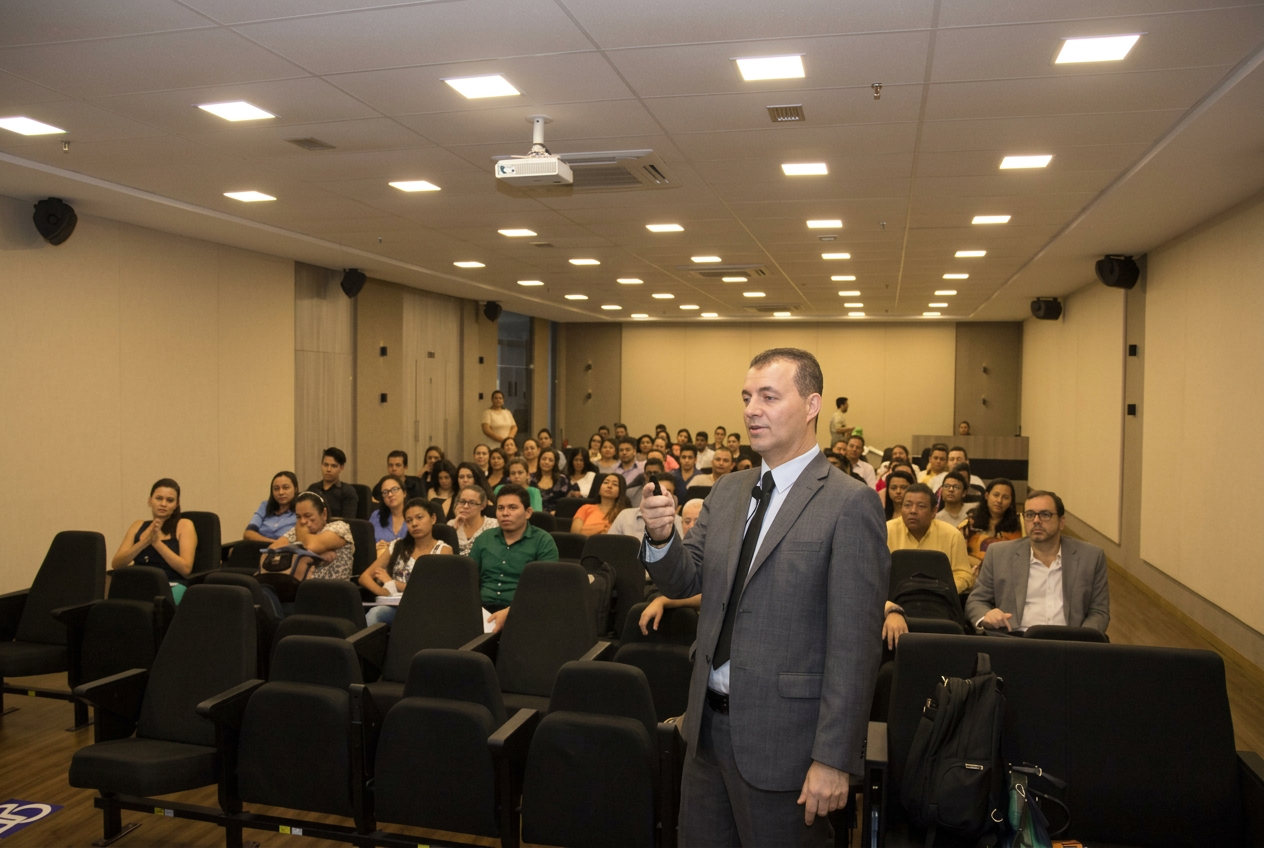 André Pimentel palestrando para plateia em auditório